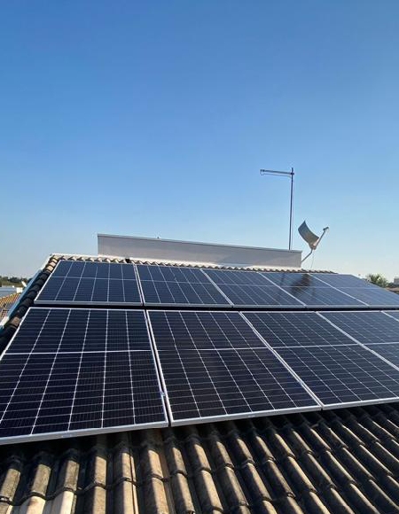 Módulos fotovoltaicos instalados sobre telhado de telha cerâmica em Barão Geraldo
