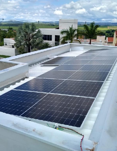Módulos fotovoltaicos instalados em telhado metálico de residência em Campinas
