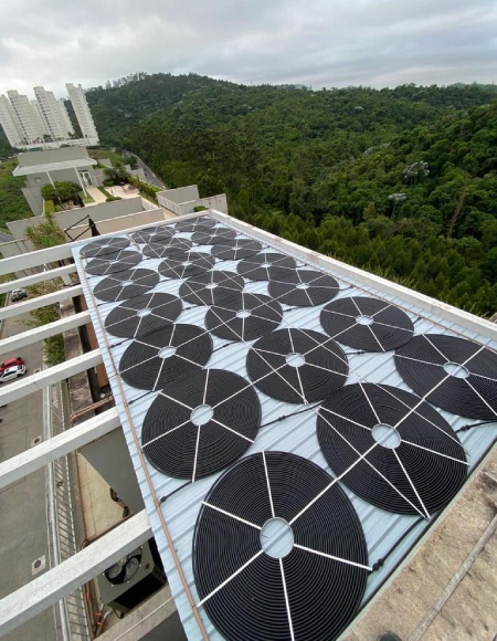 Coletores solares circulares de aquecimento de piscina instalados em cobertura no Tamboré